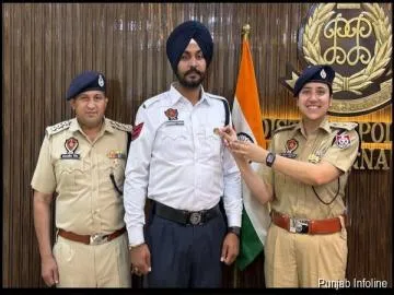 SSP Khanna Honours Amardeep Singh with DGP Commendation Disc