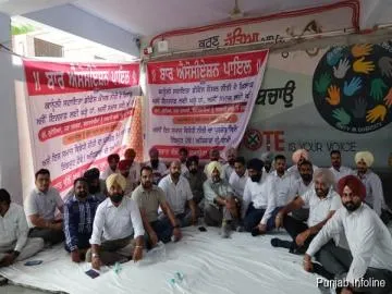 Ex-MLA Lakhvir Singh Lakha Joins Lawyers' Protest Against LADC Policy at Payal Court Complex