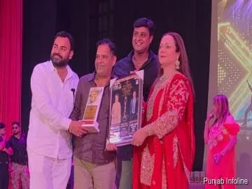 Social Worker Sonu Sethi Honoured by Bollywood Actress Mandakini Thakur 
