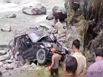 कुपवाड़ा में बड़ा हादसा: किशनगंगा नदी में गिरी गाड़ी, 5 लोगों की मौत, 6 घायल