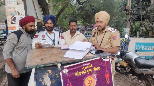 ट्रैफिक पुलिस राजपुरा ने काटे एक दर्जन वाहनों के चालान